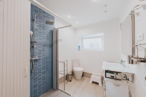 Ένα μπάνιο στο Silver Coast House until 7 Guests