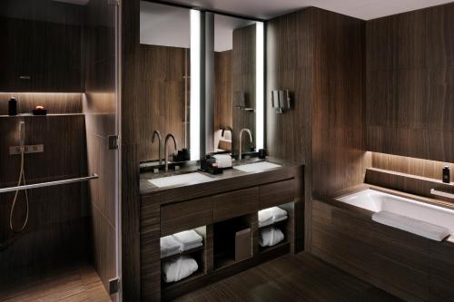  Armani Hotel Dubai -  Room  picture :   Tea/Coffee maker    Minibar    Shower                           