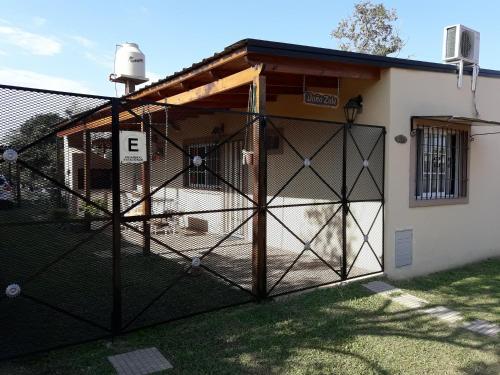 een kippenhok voor een huis bij Alojamiento Doña Zule in San José