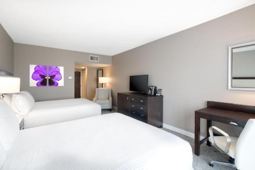 Una cama o camas en una habitación de Holiday Inn Wilmington by IHG