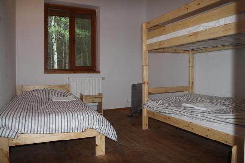 Postel nebo postele na pokoji v ubytování Dom imprezowy z noclegami Dziecinów