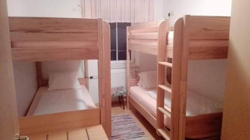 Ein Etagenbett oder Etagenbetten in einem Zimmer der Unterkunft Appartementhaus Kraker