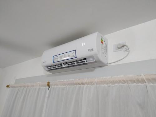 um ar condicionado no tecto de um quarto em Vuelta de Obligado Apartment em Buenos Aires