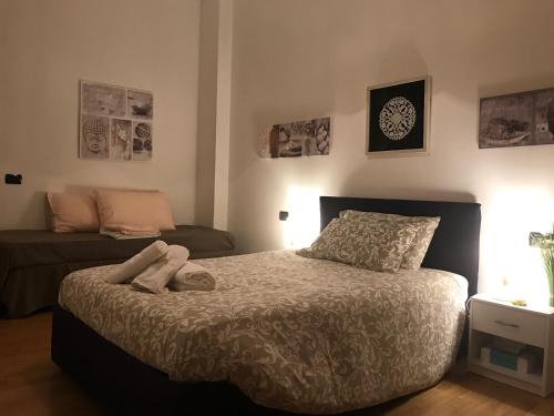 een slaapkamer met een bed met twee handdoeken erop bij Kibilù - Via Falcone - City Centre - Duomo in Milaan