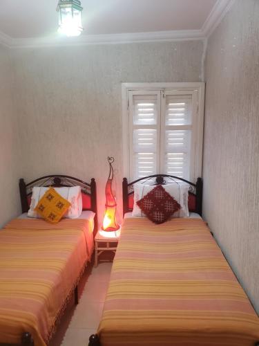 dos camas sentadas una al lado de la otra en una habitación en Dar El Idrissi, en Rabat
