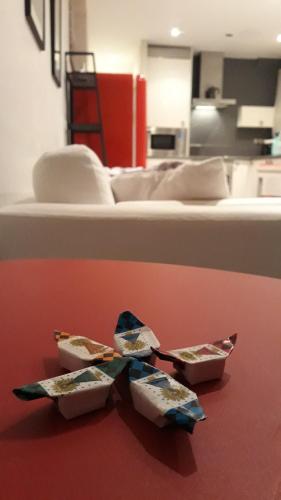 two containers of food sitting on a table next to a bed at Apartamento Manuela Sancho in Zaragoza