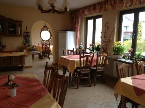 una cucina e una sala da pranzo con tavoli e sedie di Gästehaus Ruth Andrae a Bruttig-Fankel