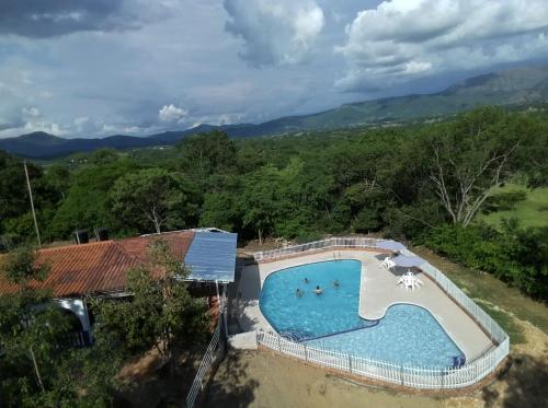 an overhead view of a swimming pool with mountains in the background at Laureana Hotel Campestre in Agua de Dios