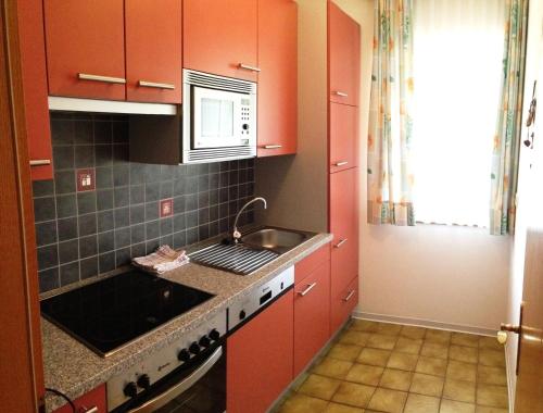 Virtuve vai virtuves zona naktsmītnē Appartementhaus Karantanien am Ossiacher See