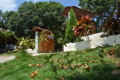 a yard with a gate and a grass field at Hostal Recuerdos del Tayrona in El Zaino