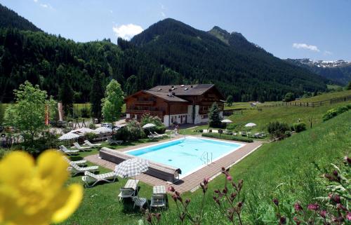 A view of the pool at Familienhotel Lengauer Hof or nearby