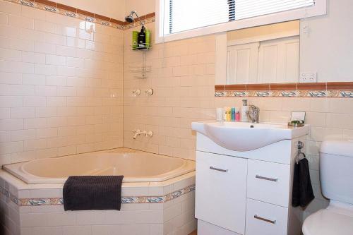 La salle de bains est pourvue d'une baignoire, d'un lavabo et de toilettes. dans l'établissement Blue and White Nile, à Orange