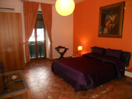 Un dormitorio con una cama y una lámpara. en B&B Casa Tua, en Nápoles