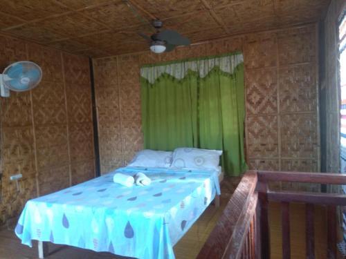 Säng eller sängar i ett rum på Overview Hostel