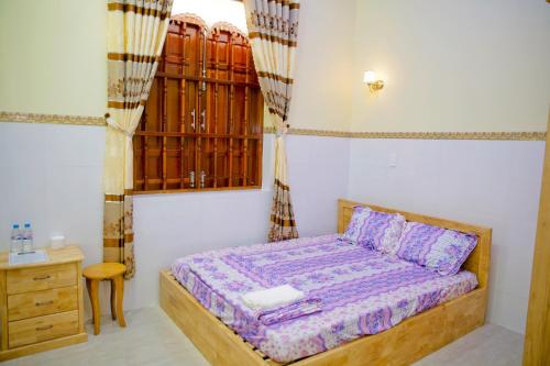 Postel nebo postele na pokoji v ubytování Nhà Nghỉ Quê Ló