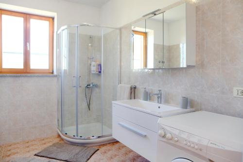 y baño con ducha, lavabo y espejo. en Peaceful Apartment Ankaran SP, en Ankaran