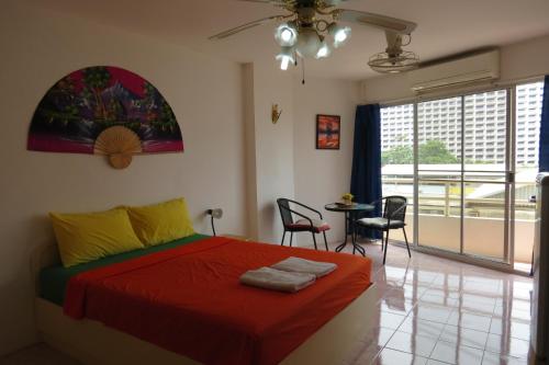 a bedroom with a bed and a table and chairs at B&B View Talay 1B Apartments Pattaya in Pattaya South