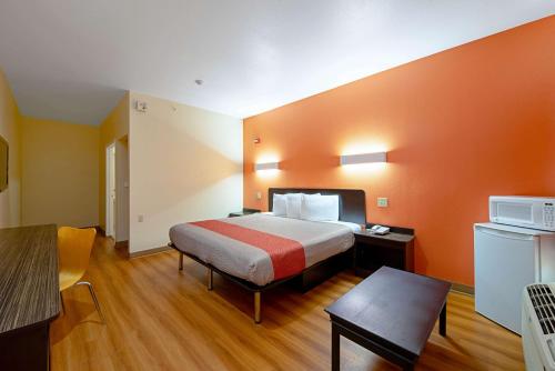 Postel nebo postele na pokoji v ubytování Motel 6-Rhome, TX
