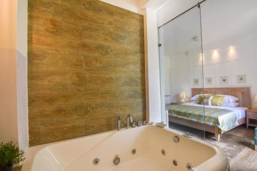 Kylpyhuone majoituspaikassa The Lynden Grove