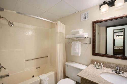 Bathroom sa Baymont by Wyndham Branson - On the Strip