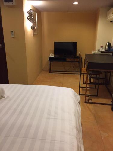 TV a/nebo společenská místnost v ubytování Arcadia Maephim Serviced Apartments