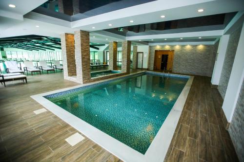 Bazén v ubytování Crystal Hotel & SPA nebo v jeho okolí
