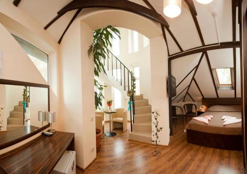 una habitación con cama y escaleras en una casa en Aquatoria Hotel, en Yantarny