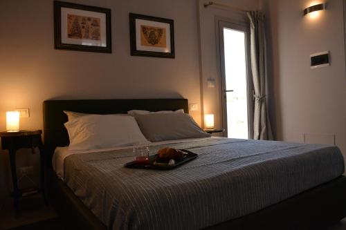 Un dormitorio con una cama con una bandeja de comida. en Valuan Luxury Home, en Palermo