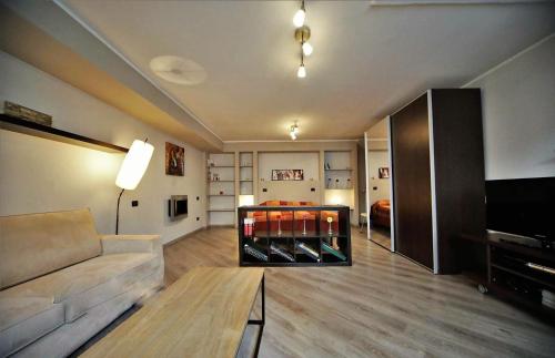sala de estar con sofá y TV en Appartamento Aleph, en Como