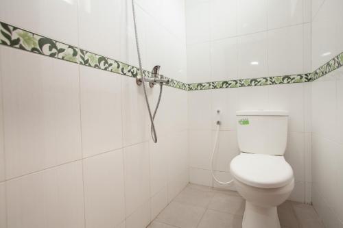 Ένα μπάνιο στο RedDoorz @ Panglima Sudirman Probolinggo