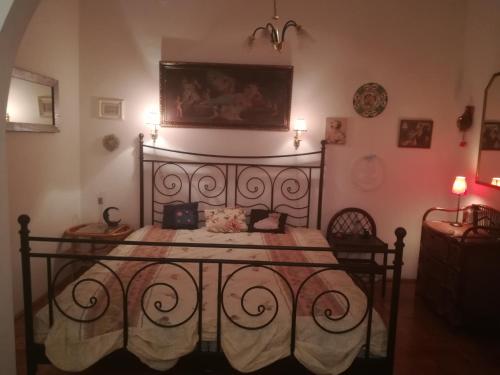 a bedroom with a bed in a room at Violetta apartmanlakás in Hévíz