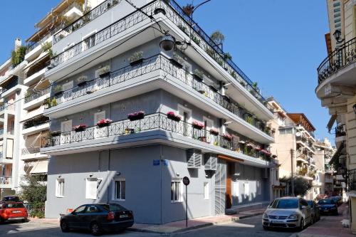 - un bâtiment blanc avec balcon dans une rue de la ville dans l'établissement Hercules Residence, à Athènes