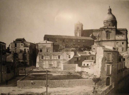 an old black and white photo of a building at L'ombelico del Monte - appartamenti in centro storico in Piazza Armerina