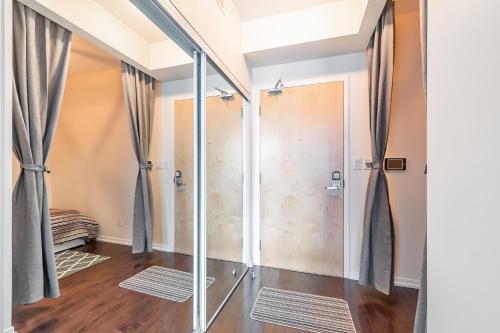 Ванная комната в GLOBALSTAY Maple Leaf Square