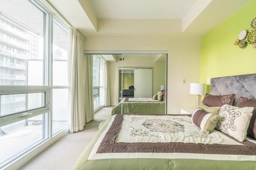 Ένα ή περισσότερα κρεβάτια σε δωμάτιο στο GLOBALSTAY Maple Leaf Square
