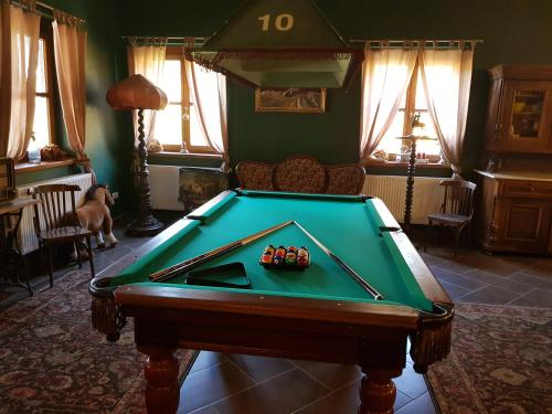 a pool table in a living room with afits at Bársonyberek vendégház Bakony in Jásd