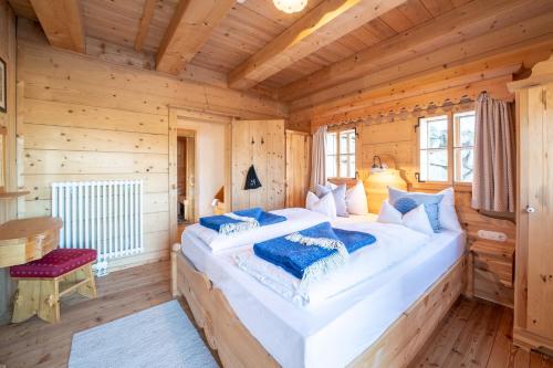 Ein Bett oder Betten in einem Zimmer der Unterkunft Almdorf Seinerzeit
