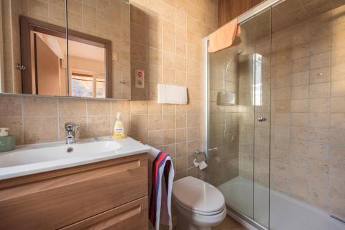 uma casa de banho com um WC, um lavatório e um chuveiro em Gardabellevue em Malcesine