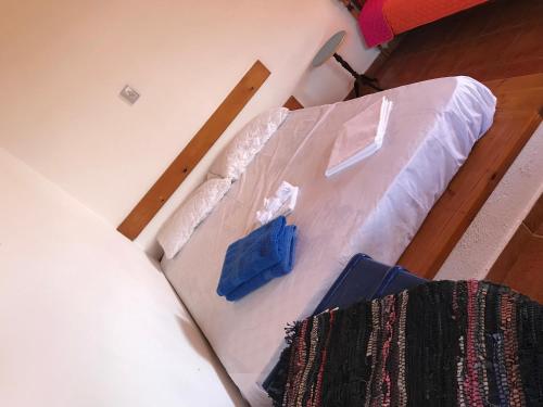 Un pat sau paturi într-o cameră la Velonas Beach mpakas country cottage