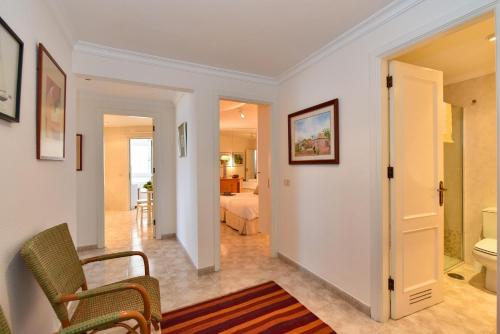 pasillo con sala de estar y dormitorio en Las Canteras Seafront Apartment, en Las Palmas de Gran Canaria