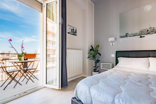 ein Schlafzimmer mit einem Bett und einem großen Fenster in der Unterkunft PhotoGuest B&B in Syrakus