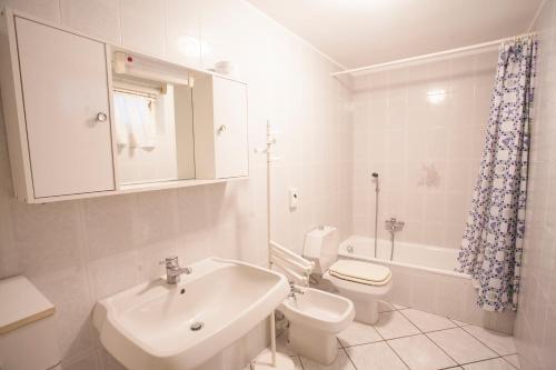 un bagno bianco con lavandino e WC di Casa Malva a Portoferraio