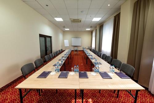 a large conference room with a long table and chairs at Hotel 500 in Tarnowo Podgórne