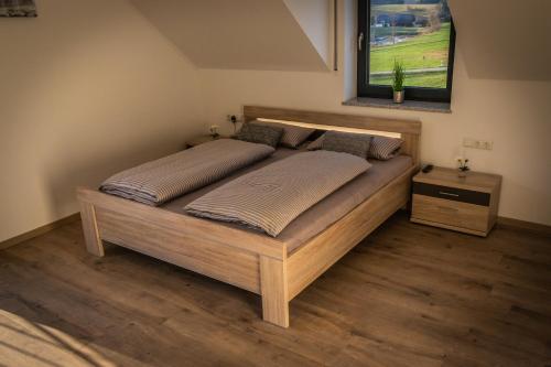 Postel nebo postele na pokoji v ubytování Landhaus Ferienwohnungen mit Pool und Wellness
