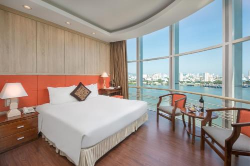 Giường trong phòng chung tại Sun River Hotel