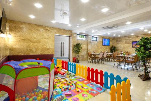 een speelkamer voor kinderen met een tafel en een speelset bij MODART Olympic Hotel & Beach in Adler