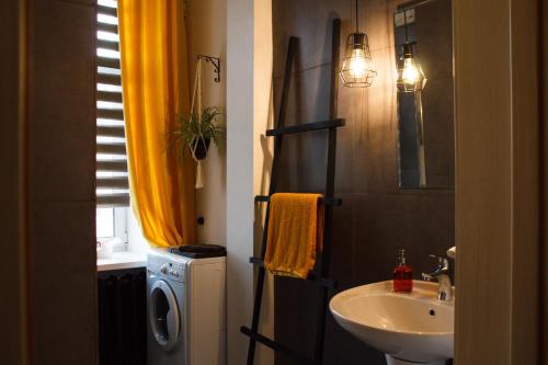 ハバロフスクにあるMatryoshka apartmentのバスルーム(洗面台、トイレ、鏡付)