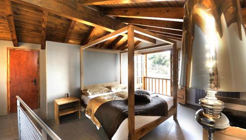 ein Schlafzimmer mit einem Himmelbett in einem Zimmer in der Unterkunft La Caseta de Queixans in Puigcerdà