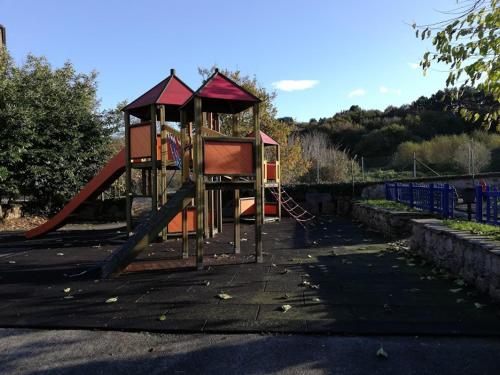 einen Spielplatz mit Rutsche und Spielstruktur in der Unterkunft LAGA SURFING IBARRANGELU in Ibarrangelu