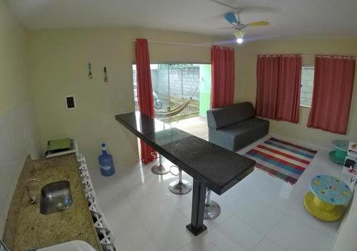 sala de estar con mesa y sofá en Residencial Margaridas ap 1, en Porto Seguro